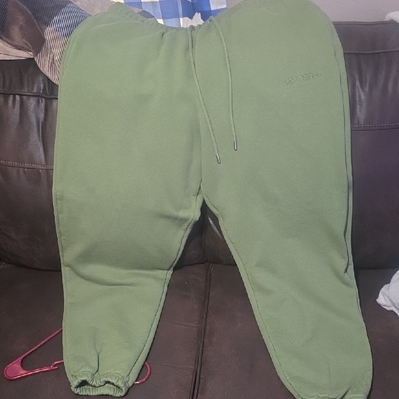 Jordan Olive Joggers - Picture 1 of 4